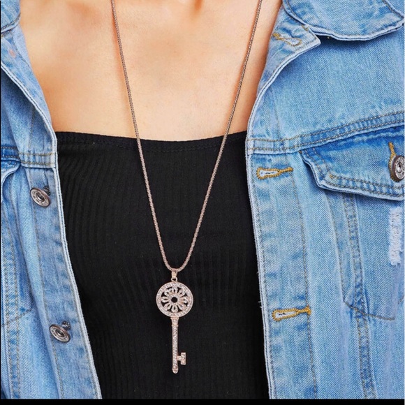 Rhinestone Key Pendant Necklace NWT - Picture 2 of 4